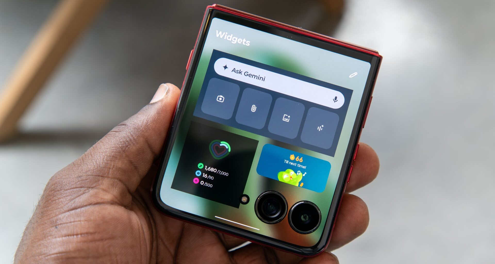 Forget the 2026 models: T-Mobile will give you last year's Motorola Razr Ultra for FREE with new line