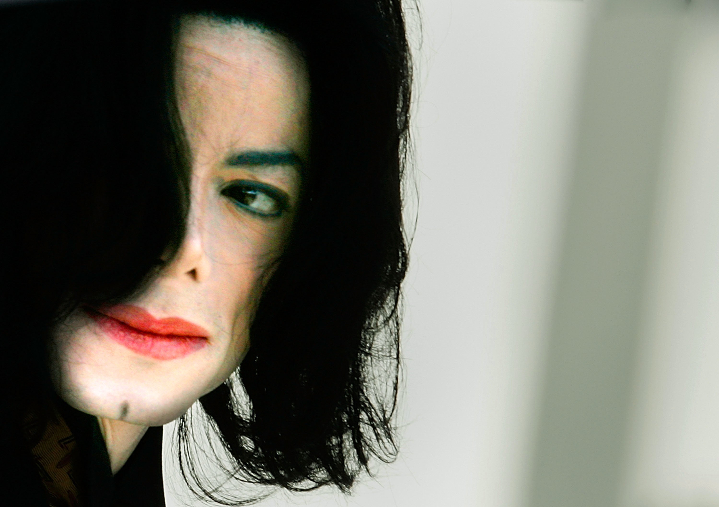 Michael Jackson leaves a courtroom in 2005