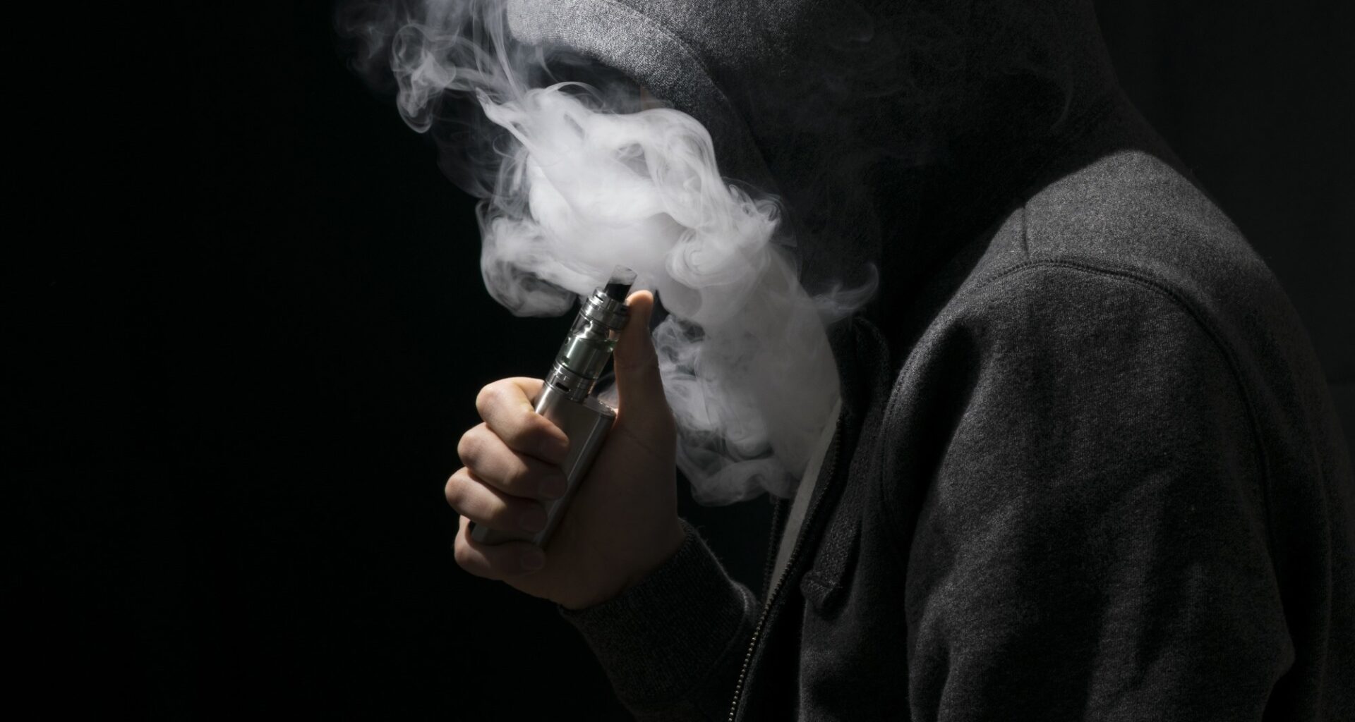 Study: The impact of e-cigarette use on cognitive function, emotional intelligence, and dementia risk in adolescents and young adults. Image Credit: Hazem.m.kamal / Shutterstock