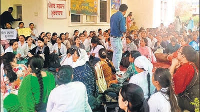 Members of nursing union protesting in Patiala on Sunday. (HT PHOTO)
