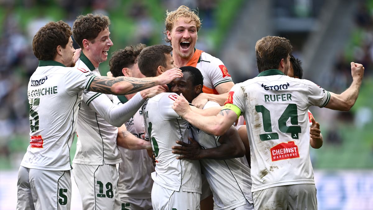 Wellington Phoenix claim first away win over Melbourne Victory in nine years to sit on cusp of A-League playoffs