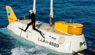 Divers jump back into the water after connecting JAMSTEC's manned submersible, Shinkai 6500 to the crane to be lifted back onto RV Yokosuka after a dive. (Paul Satchell-The Nippon Foundation-Nekton Ocean Census/©JAMSTEC)
