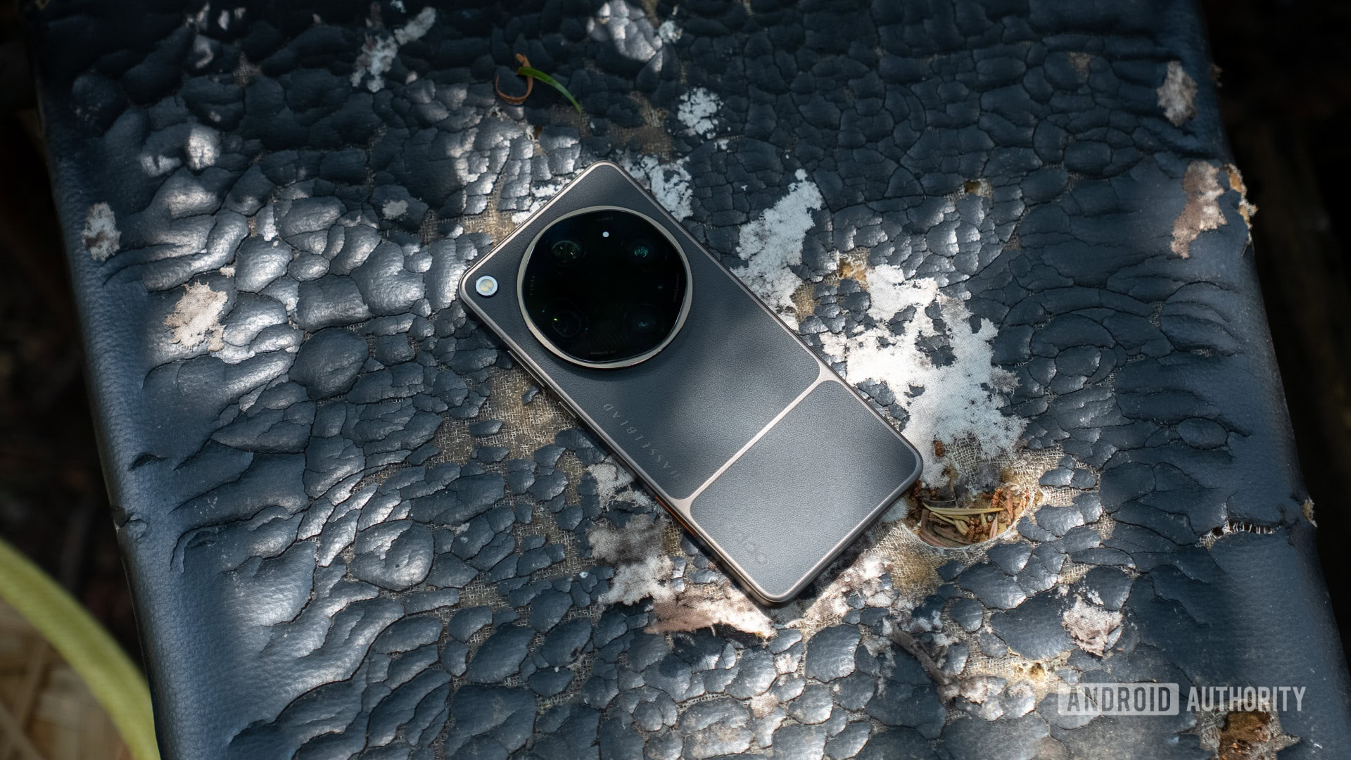 Oppo Find X9 Ultra lay down