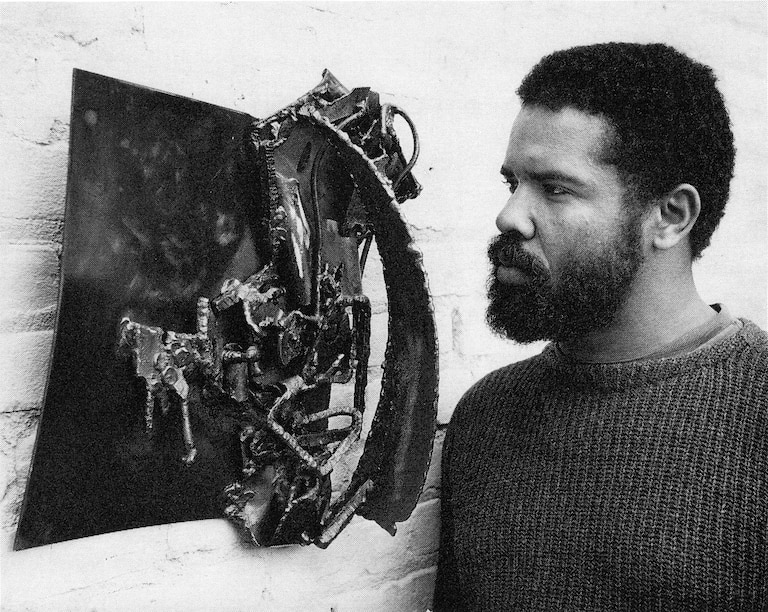 Melvin Edwards in 1963 with his sculpture "Fragment Dimension".
