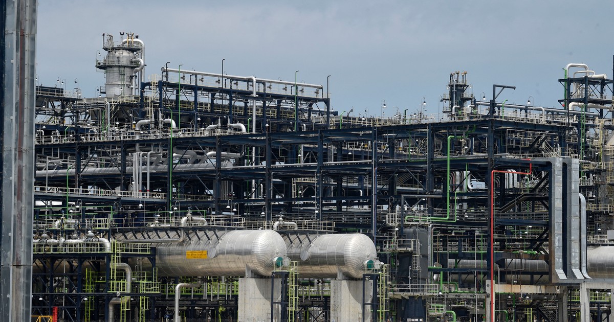 Nigeria turns petrol exporter for first time as Dangote refinery cuts imports