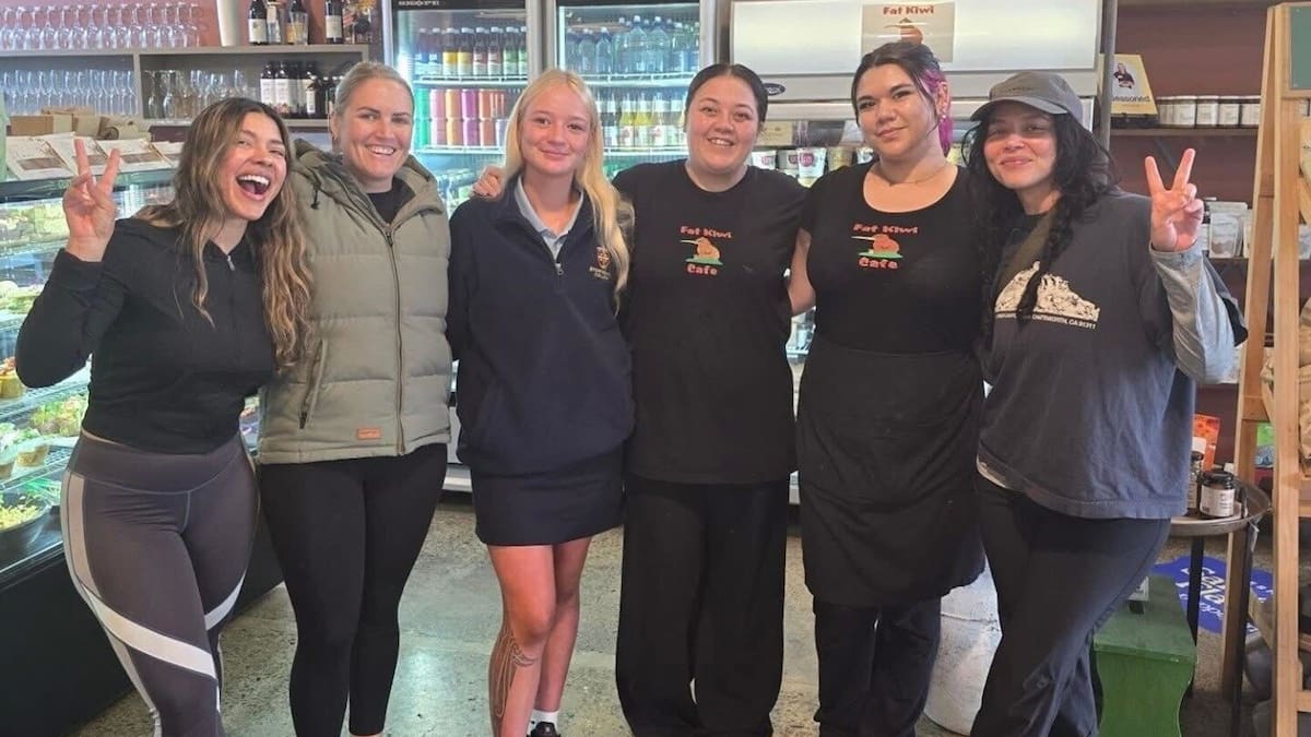 The Rookie stars Melissa O’Neil and Lisseth Chavez surprise Ōtorohanga cafe