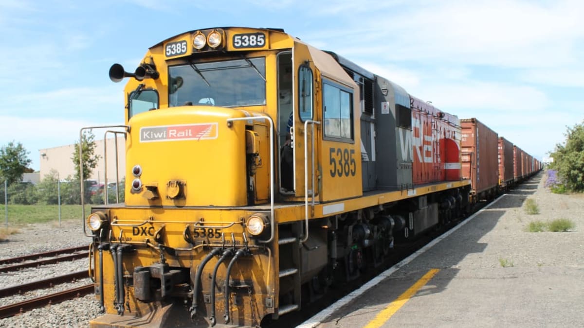 KiwiRail urged to implement automatic stops for trains that run red lights after near-miss