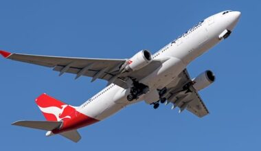 Person dies on Qantas flight from US to Auckland