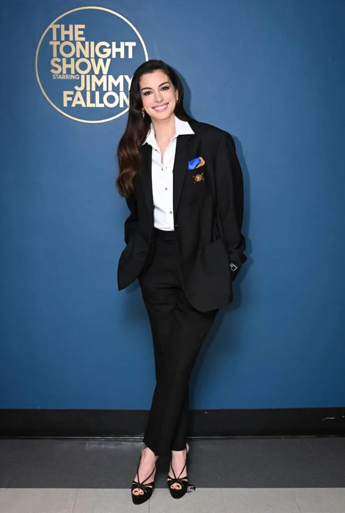 Anne Hathaway Jimmy Fallon appearance, Anne Hathaway Tonight Show style, The Tonight Show red carpet style, Versace Anne Hathaway Fallon, Anne Hathaway Versace suit, celebrity talk show fashion