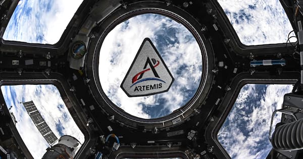 Artemis II astronauts leave Earth's orbit, rocket toward the moon