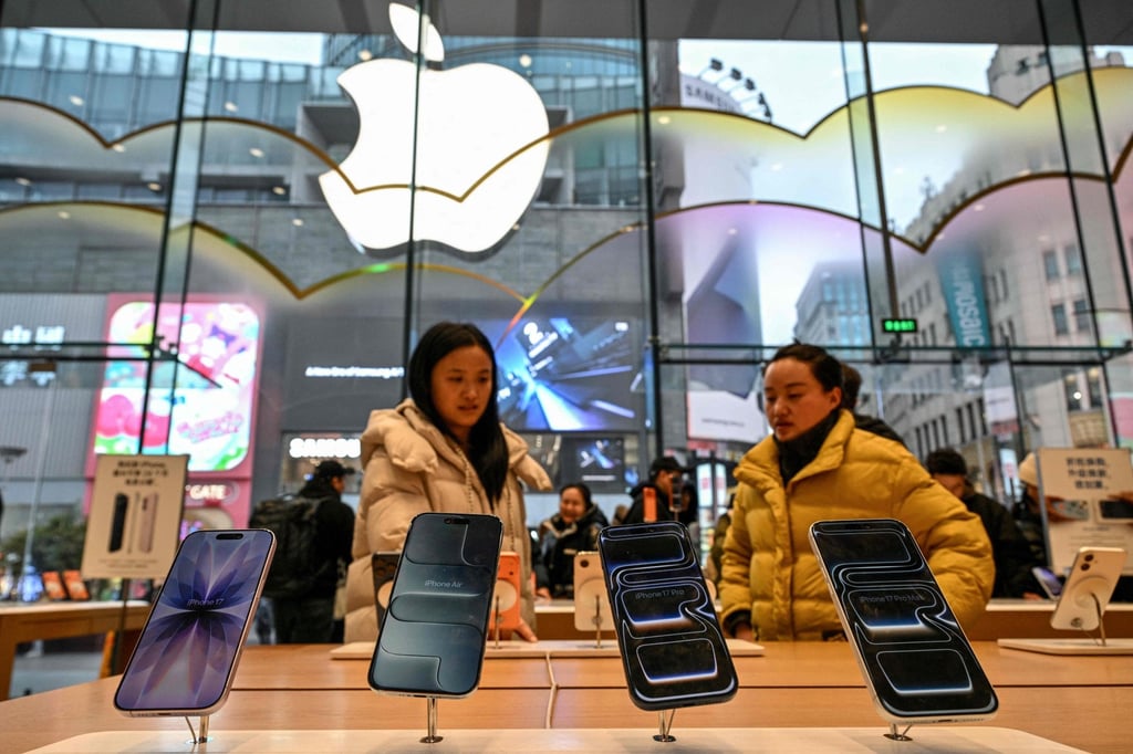 Customers look at iPhone 17 models at an Apple store in the Huangpu district of Shanghai, January 20, 2026. Photo: AFP