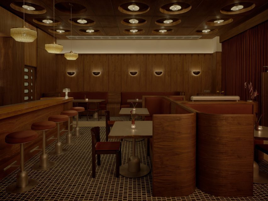 A clear circulation path around a restaurant's central seating bank 