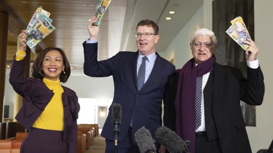 Independent MPs Dai Le, Andrew Gee and Bob Katter are supporting a private bill that would make it illegal for businesses not to accept cash.