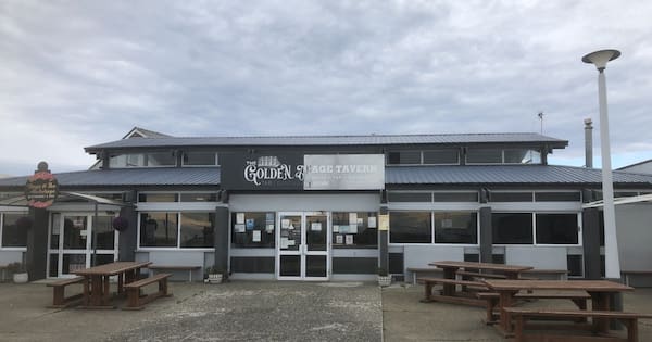 Bluff pub slammed for unidentifiable food, absent bar manager