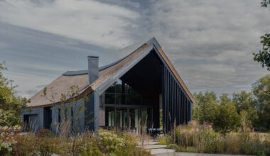 OAD tops barn-like summer home with thatch roof