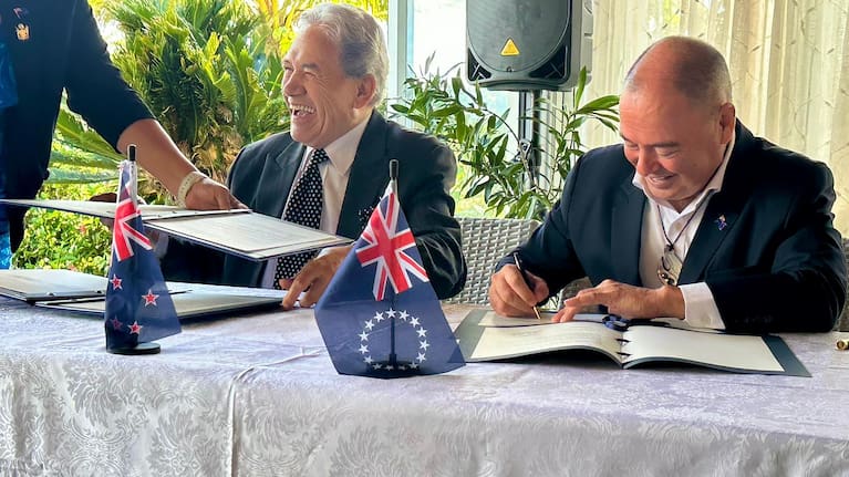 Foreign Minister Winston Peters and Cooks Islands PM Mark Brown sign the declaration between the two countries.