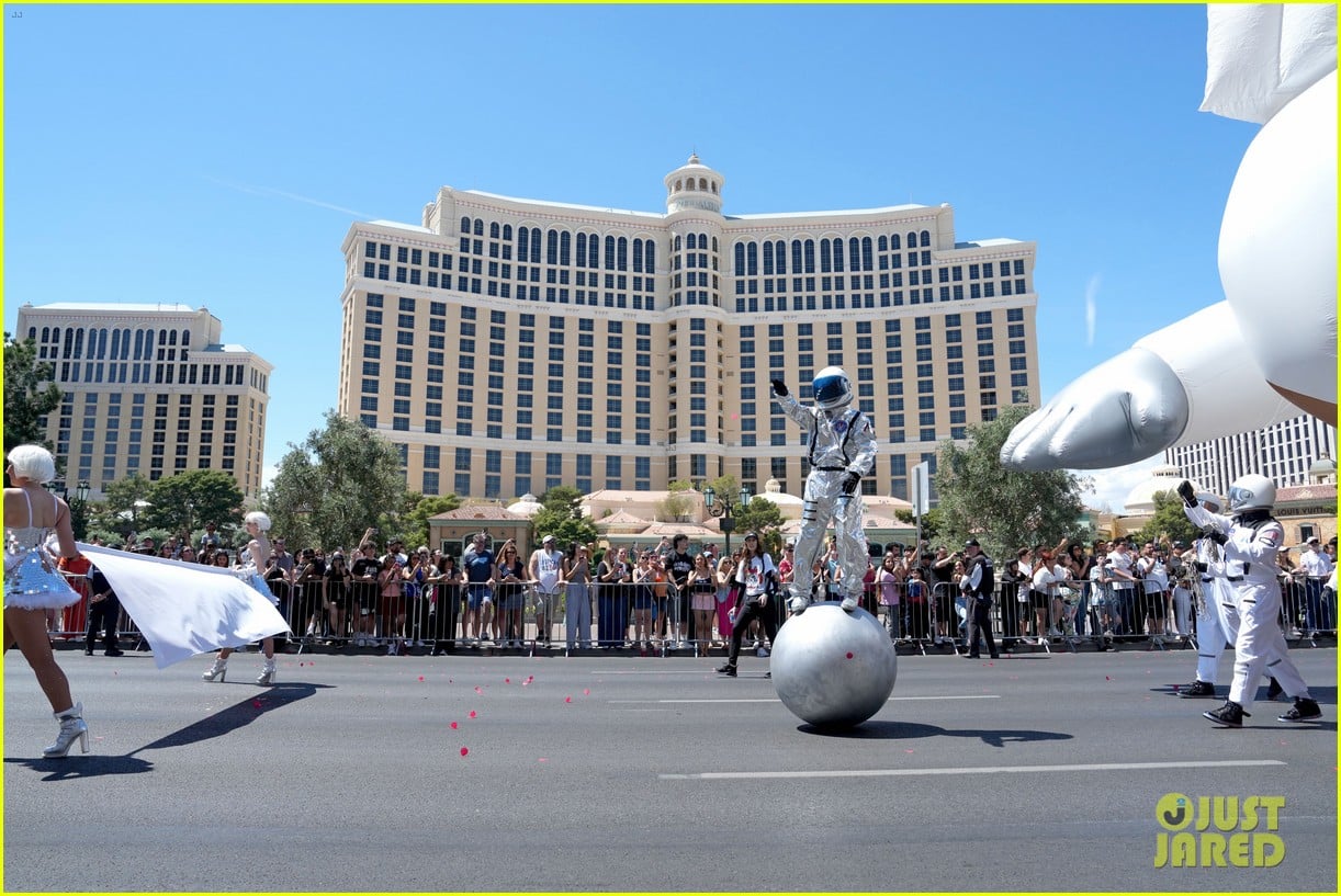 Bruno Mars Honored with Las Vegas Parade & Street Renamed in His Honor! bruno mars day in las vegas 215306809