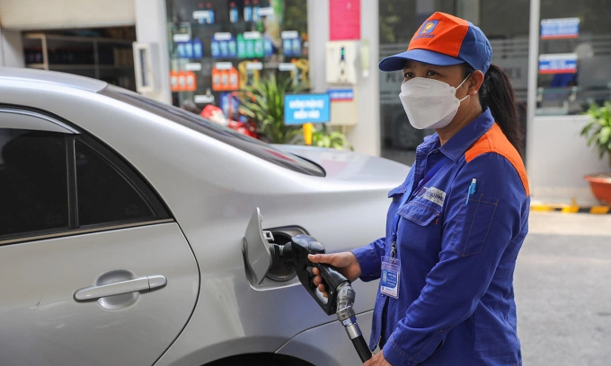 Gasoline prices plunge to lowest since early March