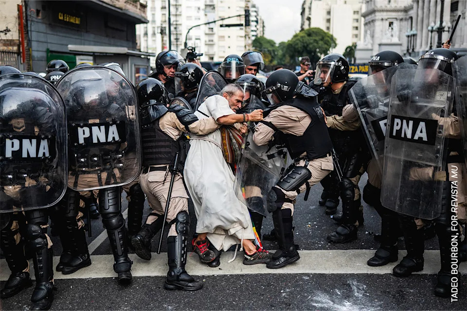 Police detain Father Jorge “Chueco” Romero during a pensioners’ protest. Members of the “Opción por los Pobres” (Option for the Poor) clergy have joined weekly demonstrations against pension freezes