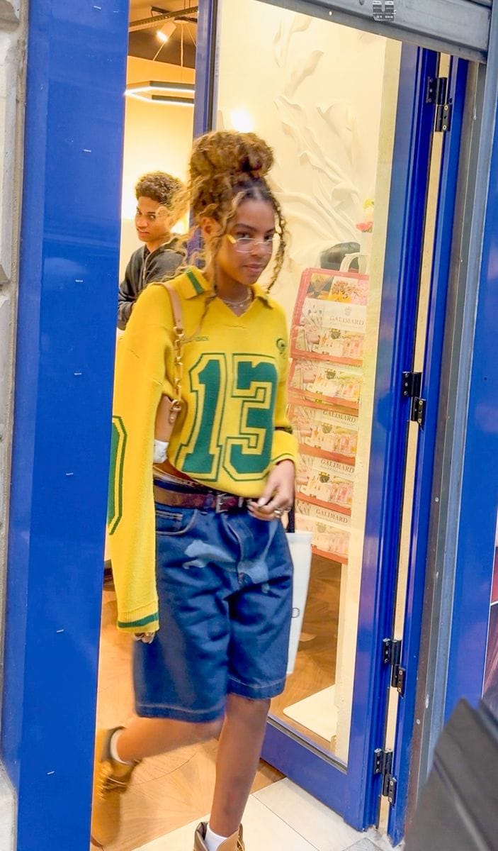 Blue Ivy, on the other hand, leaned into a sporty, vintage-inspired vibe. She wore an oversized green jersey-style top with a bold number detail