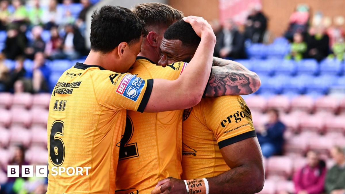 Castleford Tigers celebrate against Wigan Warriors