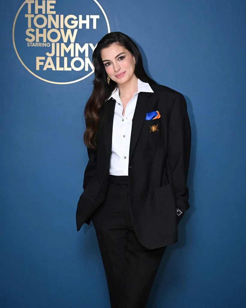 Anne Hathaway Jimmy Fallon appearance, Anne Hathaway Tonight Show style, The Tonight Show red carpet style, Versace Anne Hathaway Fallon, Anne Hathaway Versace suit, celebrity talk show fashion
