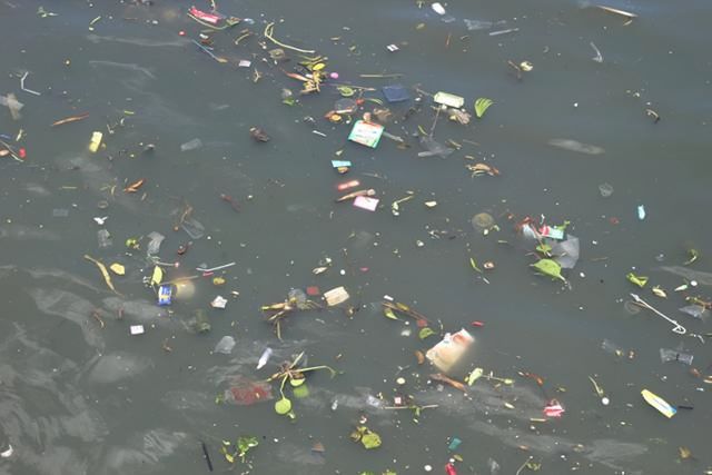 Disposable plastic cups and straws drift in the ocean / Korea Times file