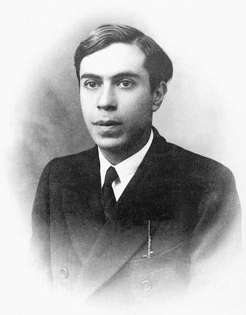 Ettore Majorana, ca. 1930. Unknown author / Mondadori Collection. Public domain, via Wikimedia Commons.