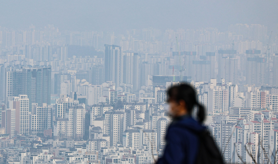 A woman overlooks Seoul from Jung District, central Seoul, on March 16. [NEWS1]