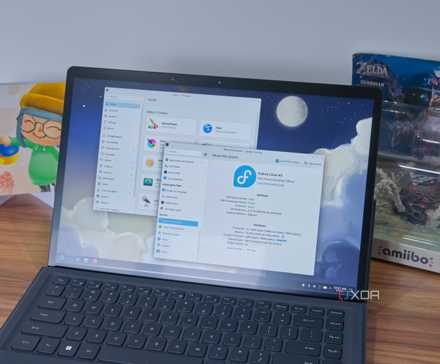 A tablet computer running Fedora KDE showing information about the system