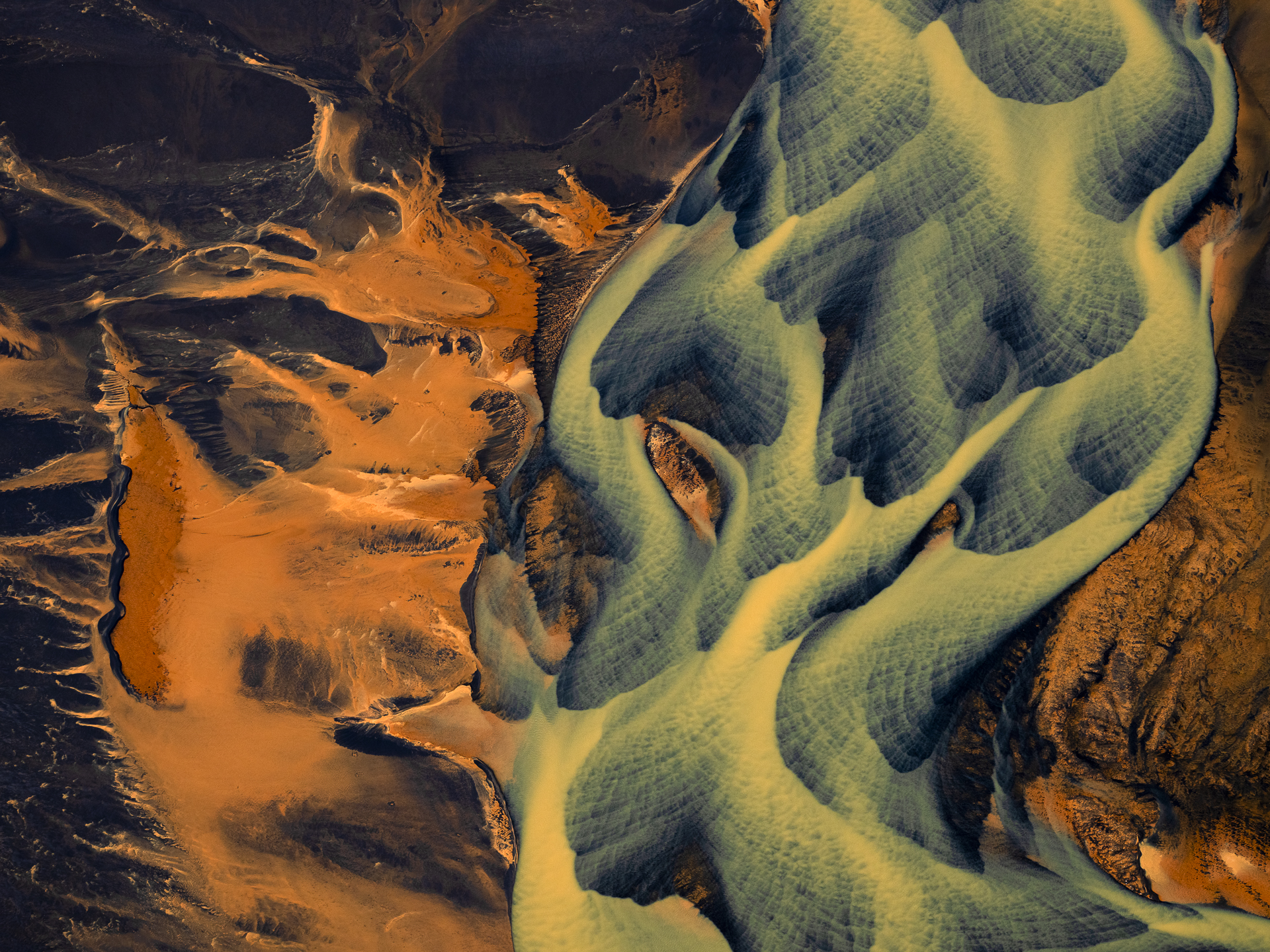 Iceland, 2025. In southern Iceland, braided rivers spread across broad outwash plains. As ice melts, torrents of sediment-rich water surge downstream, depositing sand, silt, and volcanic ash in overlapping channels that are constantly rearranged by flow, floods, and seasonal change.