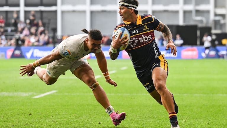 Jonah Lowe of the Highlanders runs in to score a try
