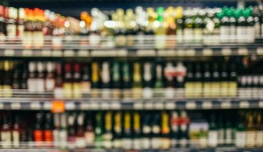 Man tries to sneak stolen haul past police arresting shoplifters