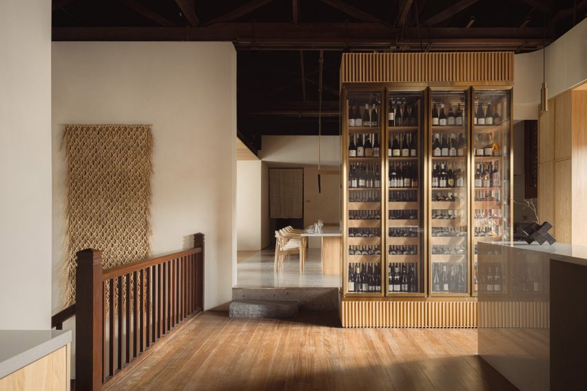 Wooden floor and fridge at Loca Niru