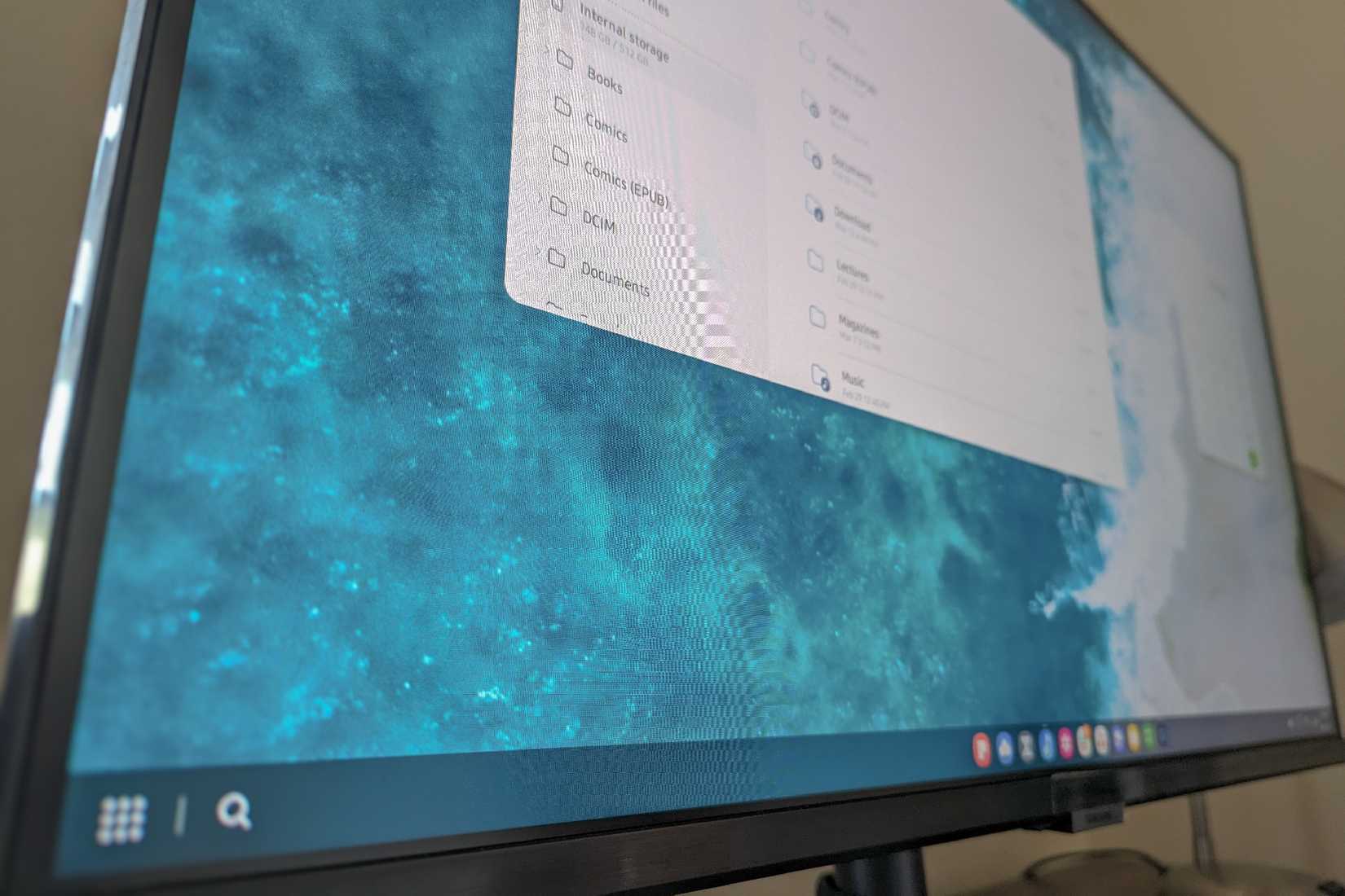 Samsung DeX running on a Samsung monitor.