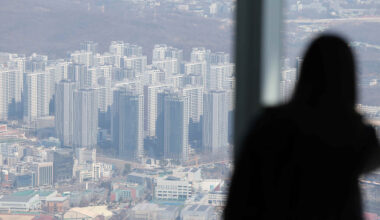 A notice for sale posted at a real estate agency in Gangnam-gu, Seoul. [Yonhap News]