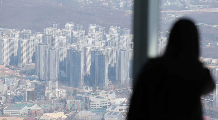 A notice for sale posted at a real estate agency in Gangnam-gu, Seoul. [Yonhap News]
