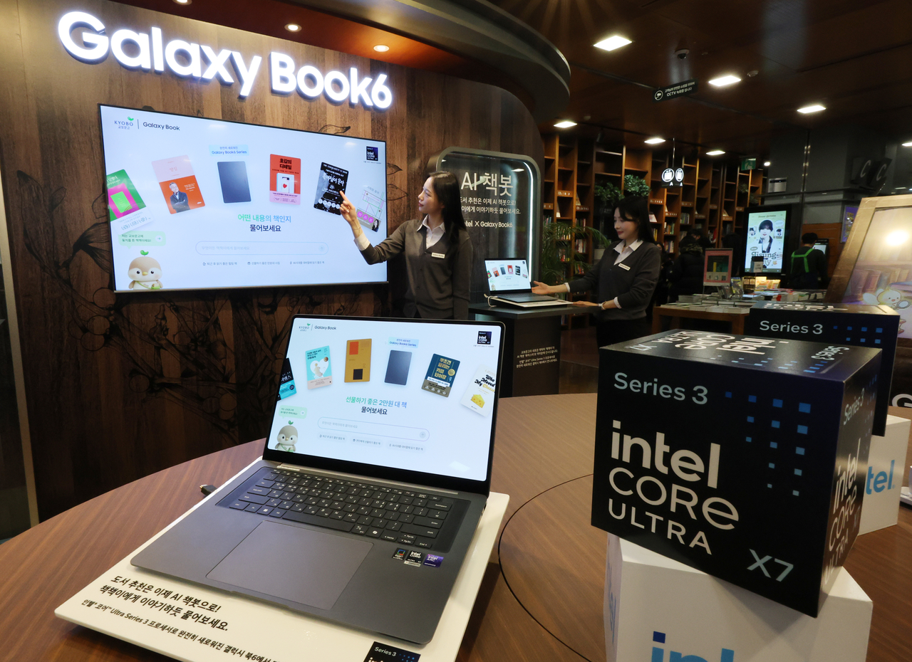 A Samsung Galaxy Book 6 laptop is showcased at Kyobo Bookstore in Gangnam, Seoul, on Jan. 28.  (Newsis)