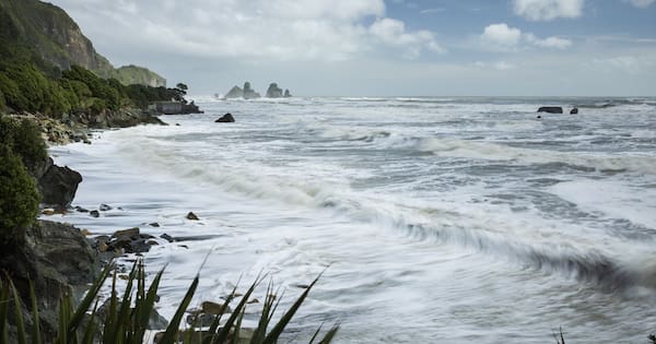 Why don't we harness the power of the ocean to cut our dependence on oil?