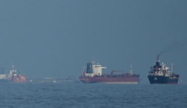 Oil prices fall sharply as Iran reopens the Strait of Hormuz