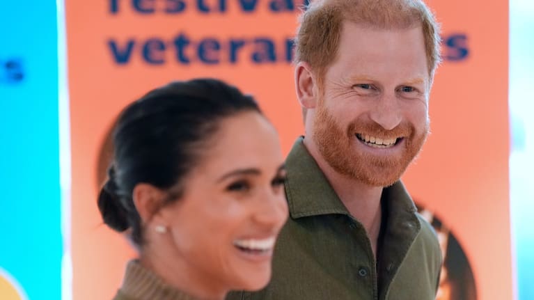 Prince Harry and Meghan Markle, the Duke and Duchess of Sussex, arrive at the Australian National Veterans Arts Museum (Anvam) in Southbank, Melbourne, Australia. (Source: Pool via AP)
