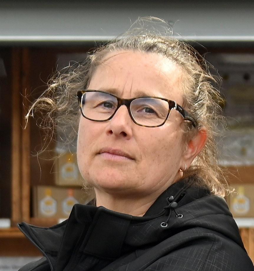 Public pitches in to sting honey thief