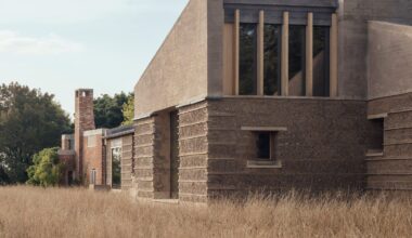 Video reveals process behind Rammed Earth House
