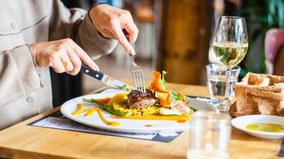 Here's a systematic way to order food when you're trying to control your calorie intake. (Unsplash)