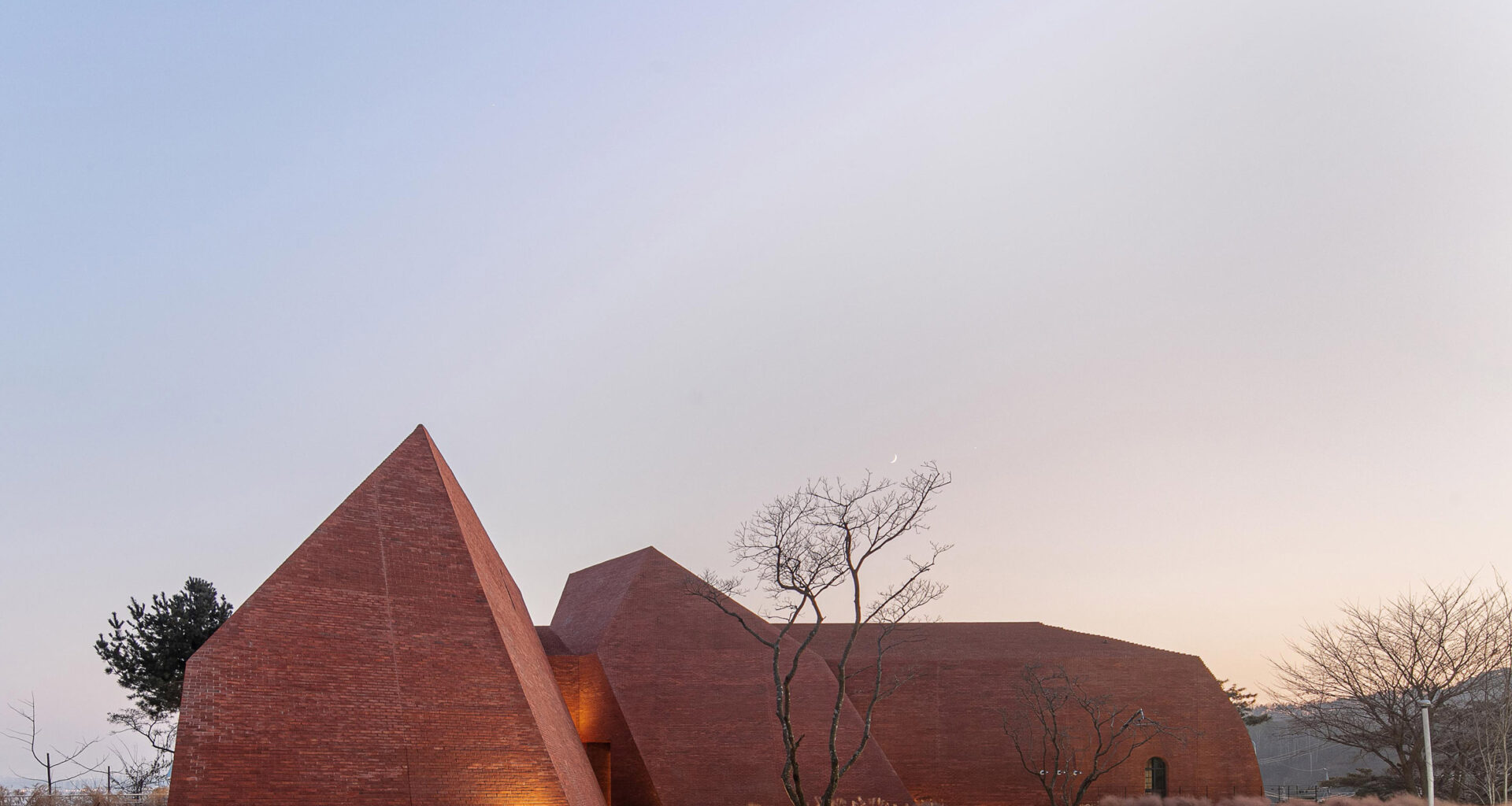 Sosokki Anac designs South Korean cafe to evoke ancient ruins