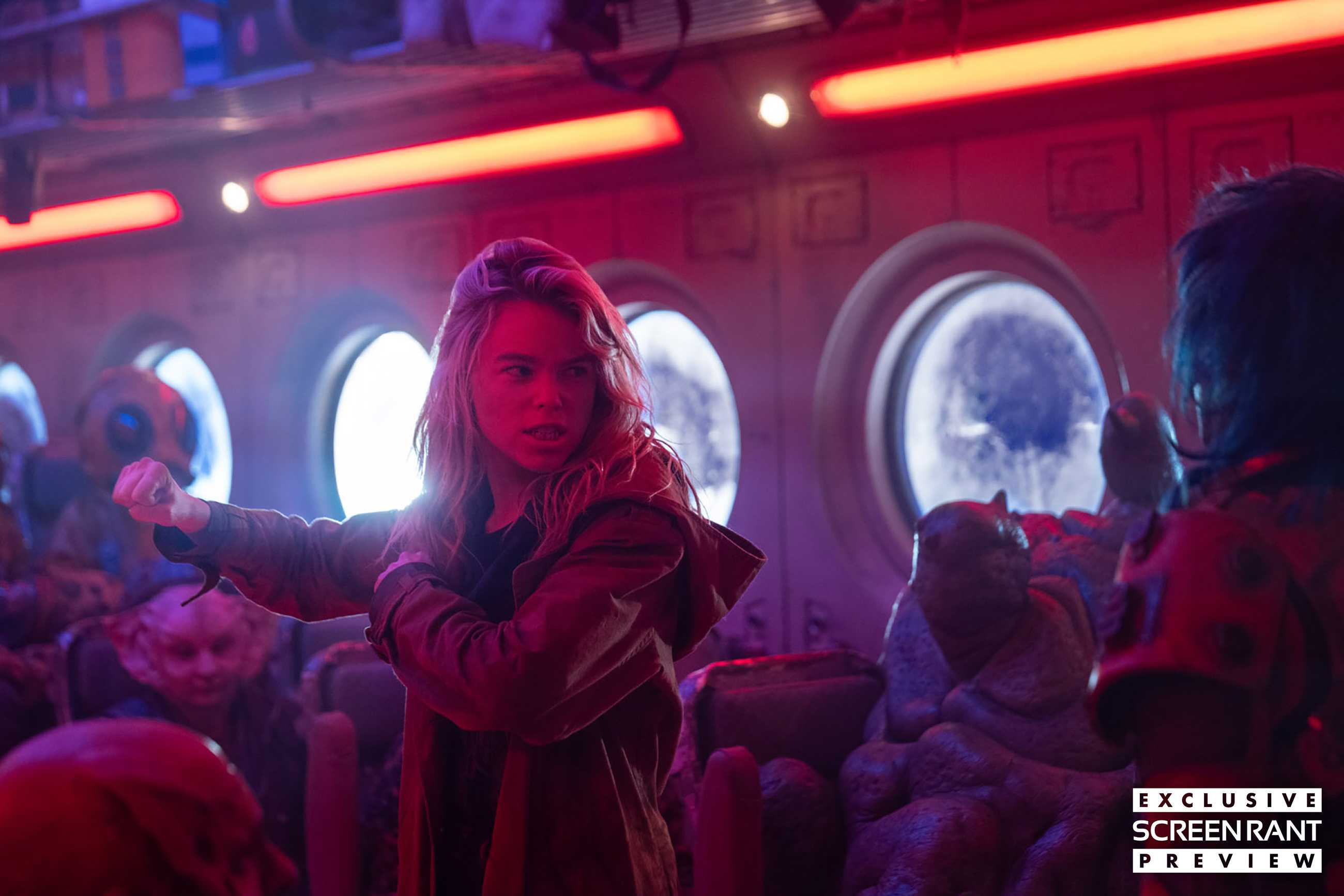 Kara grits her teeth and stands in a fighting stance in a red-lit room in Supergirl