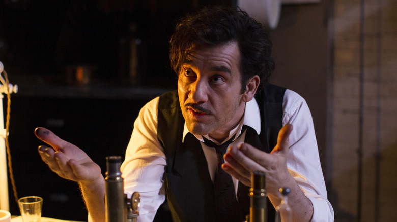 Clive Owen as Dr. John Thackery talking in The Knick