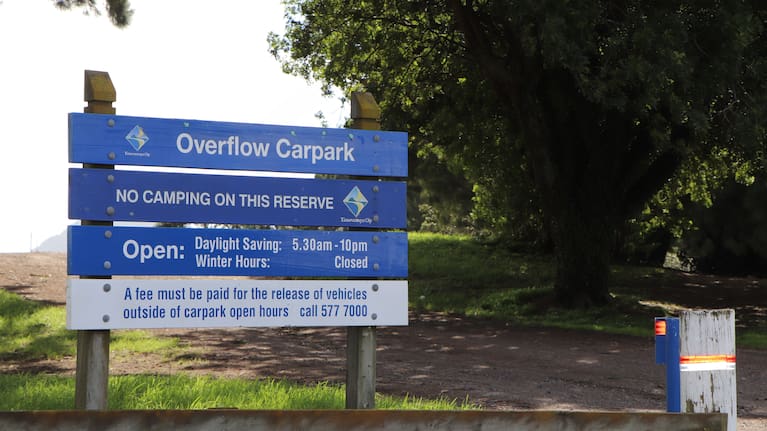  The overflow carpark at Sulphur Point. 