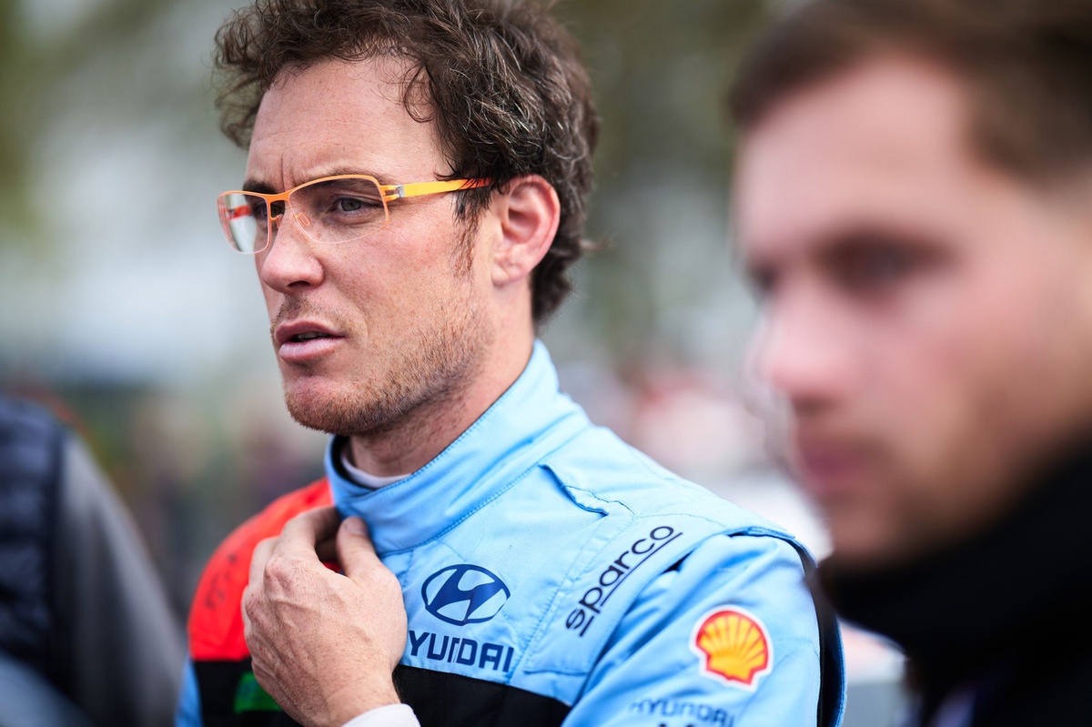 Puncture chaos hands Thierry Neuville commanding lead