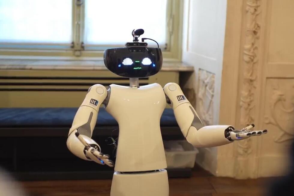 Robot guides art tours in Turin museum - AP News